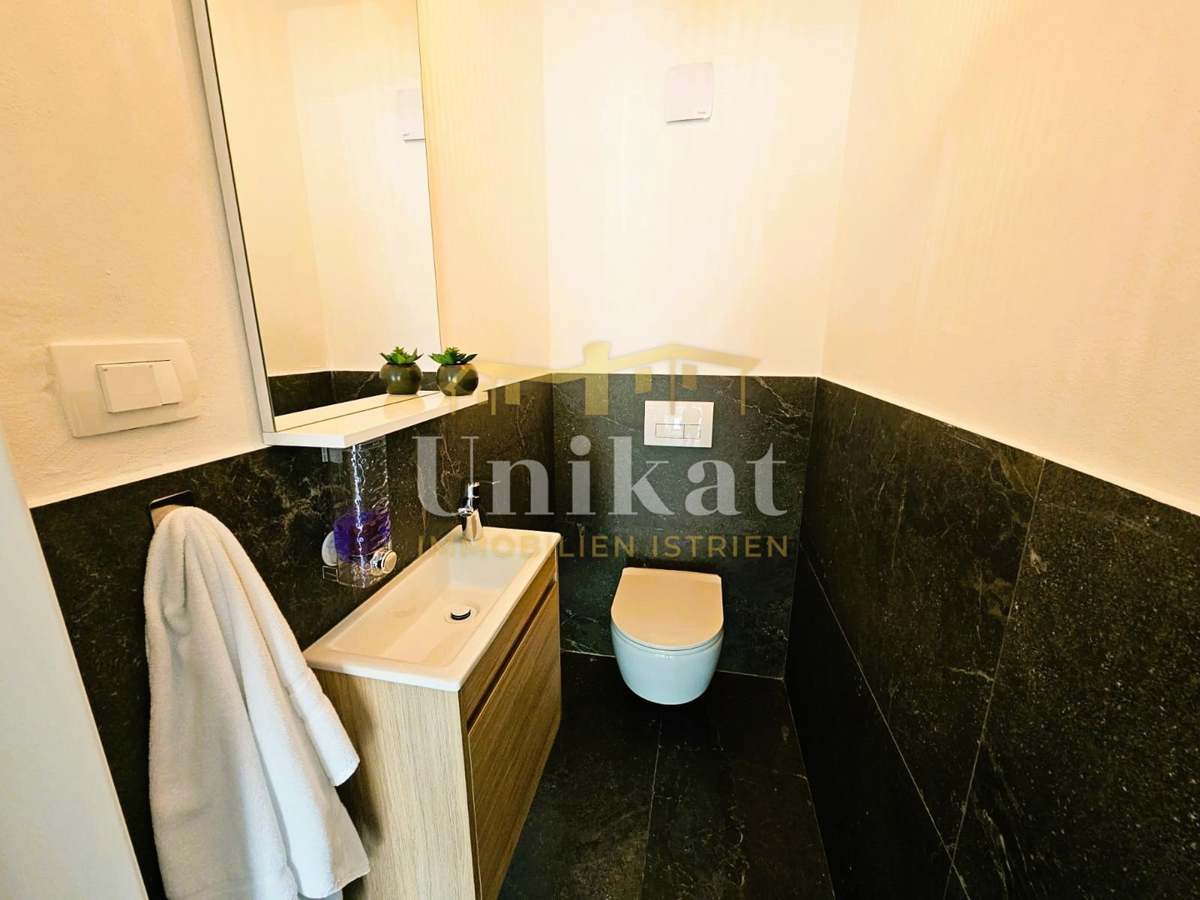 Renovirana kamnita hiša s bazenom in wellness hišico